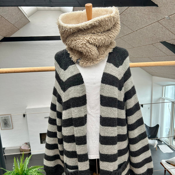 Halsedisse i fake fur i nude og med råhvid tykt teddybear