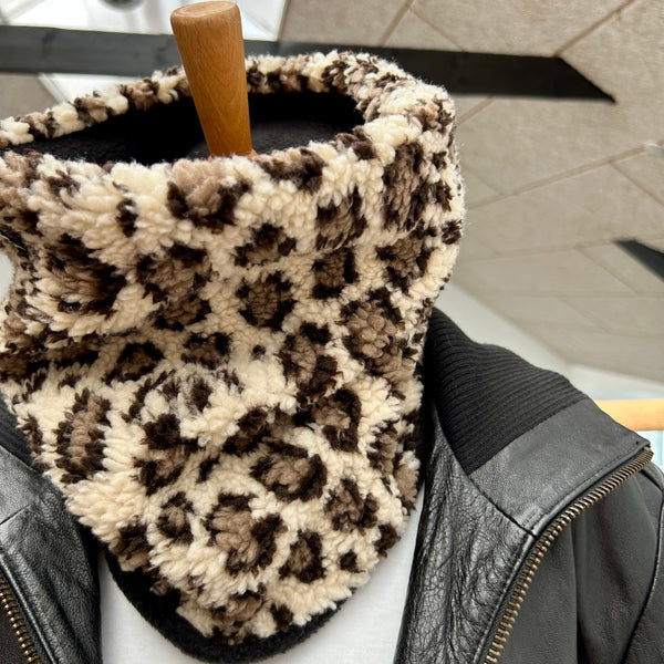 Halsedisse i Leo teddybear og sort fleece