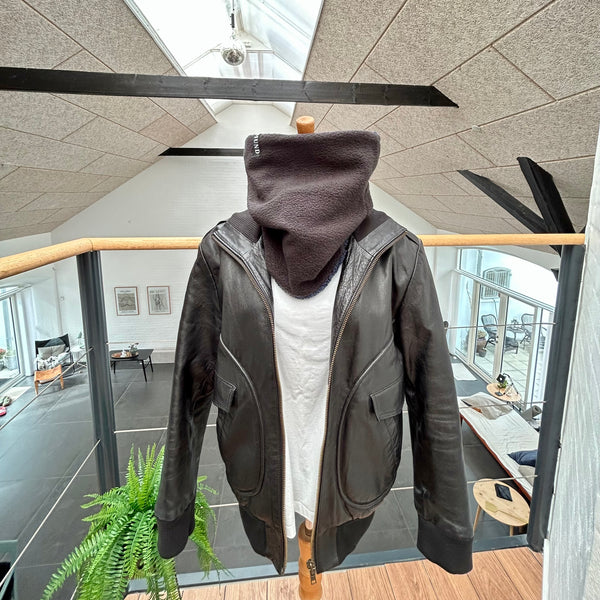 Halsedisse i mørkeblå, sort og rosa teddybear