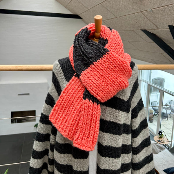 Håndstrikket jumbo halstørklæde i koral og antracitgråt garn