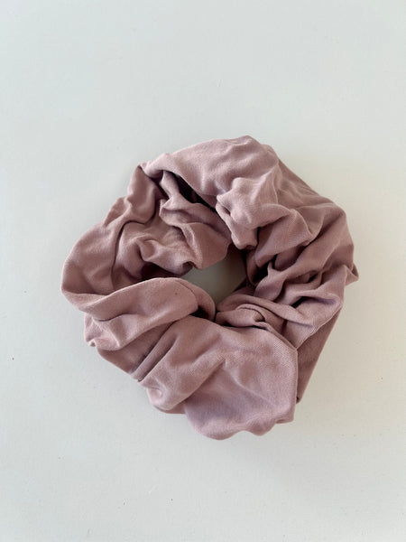 Stor scrunchie i blødt rosa stof.