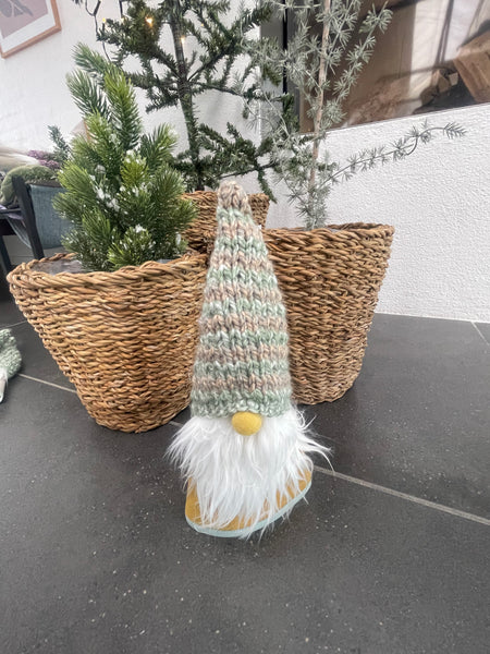 ❤️Håndlavet “Gnom” i gult velour og med hjemmestrikket hue.