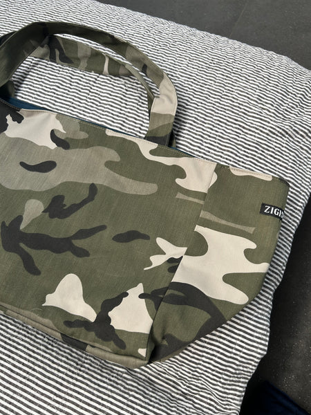 Stor shopper i army look med blåt foer og inderlomme.