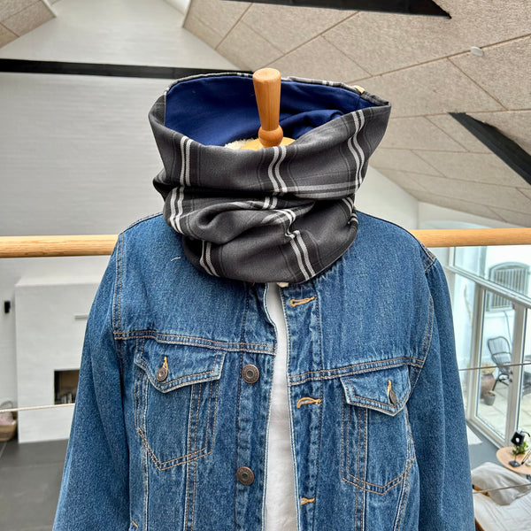 Unika halsedisse med tern og nude frynser.