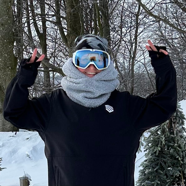 Balaclava i lysegrå Teddy med hvidt fleece.