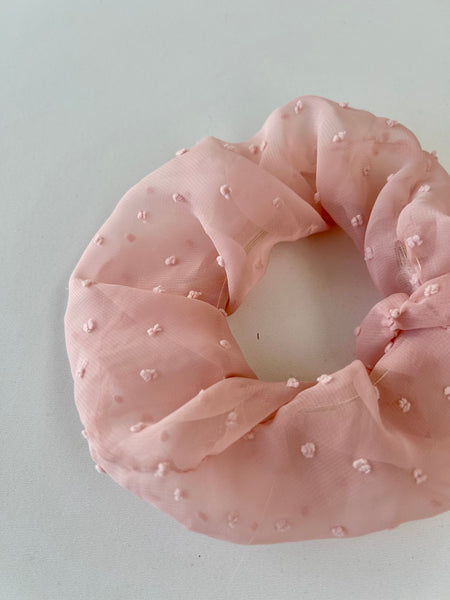 Skøn scrunchie i blød tyl med prikker.