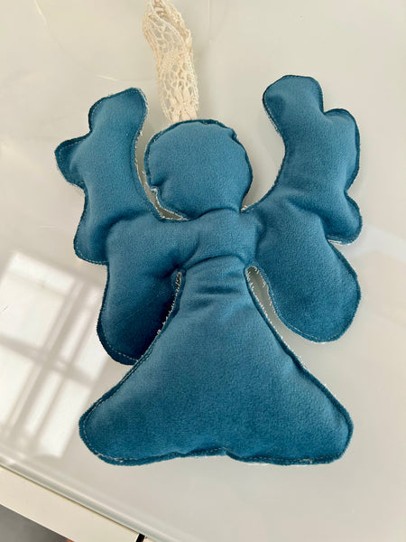 Engle ophæng i petroliums farvet velour.