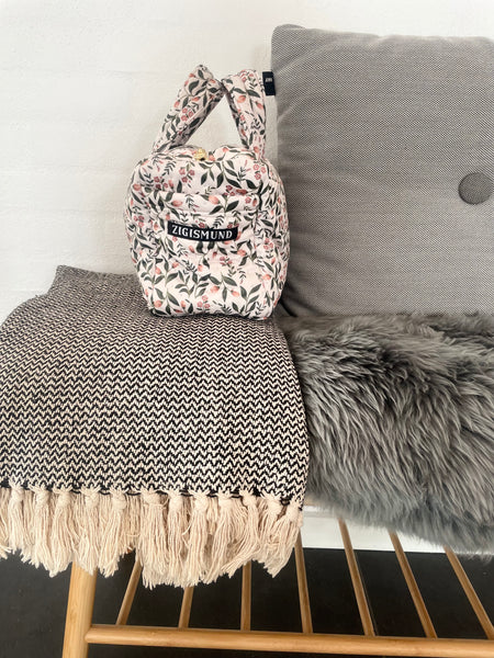 Makeup/toilettaske med smukke blomster i quilt