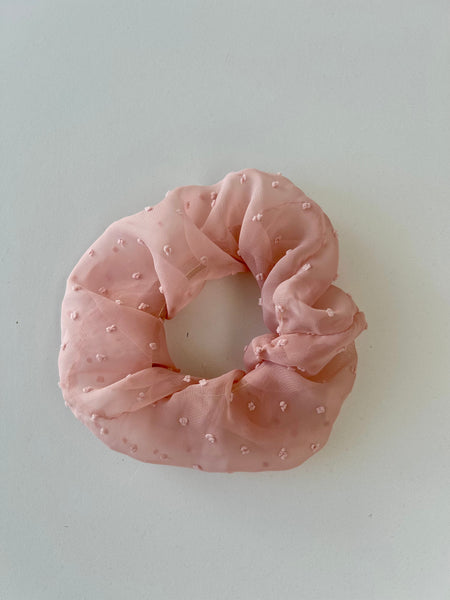 Skøn scrunchie i blød tyl med prikker.