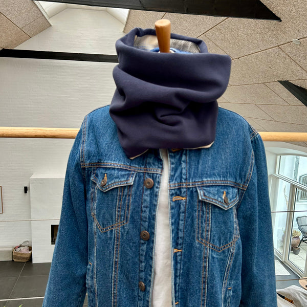 Halsedisse i tern og mørkeblåt fleece.