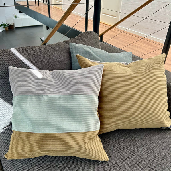 Pudebetræk i støvet oliven, mørk kit og lys salvie. Med Dusty olive som bagside.