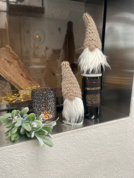 ❤️Håndlavede “Gnomer”i mørkegrå møbelvelour og hjemmestrikkede huer.