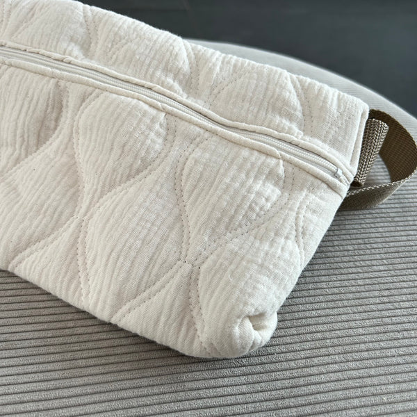 Bæltetaske/crossbody i råhvid quilt med lys rem.