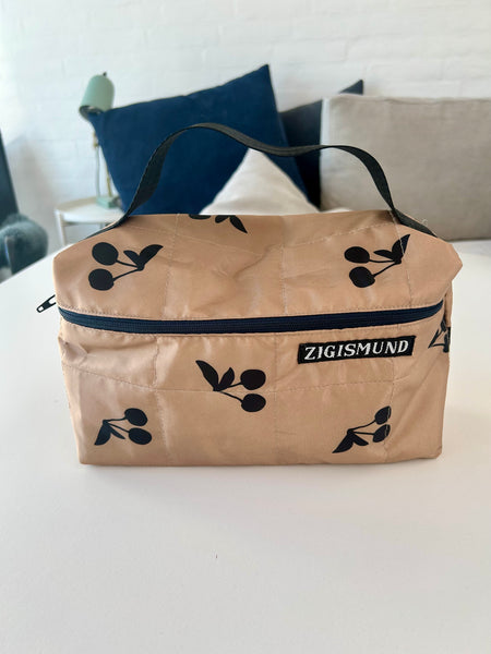 Rummelig toilettaske i beige med skønne kirsebær.