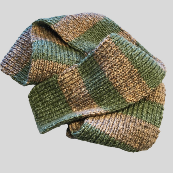 Håndstrikket jumbo tørklæde i grønlig og beige.