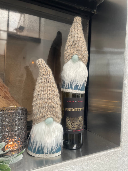 Håndlavet “Gnom” i blå velour og med hjemmestrikket hue.(1 stk.)