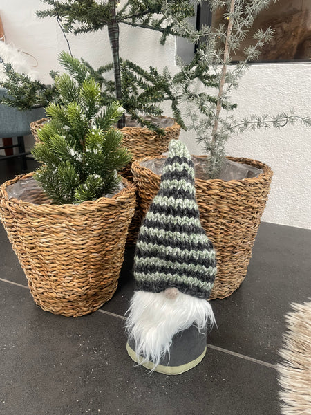 ❤️Håndlavet “Gnom” i gråt velour og med strikket hue.