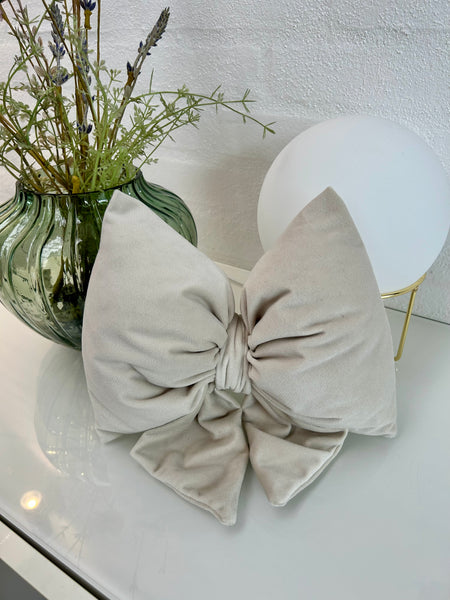 Lille sløjfe i råhvid velour.