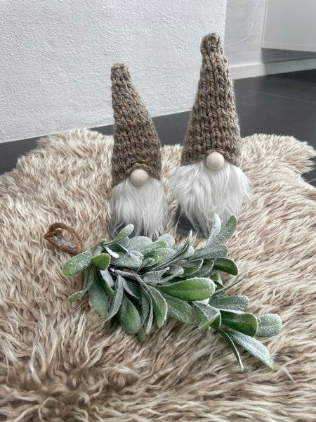 ❤️Håndlavede “Gnomer” med hjemmestrikkede huer i beige (2 stk).