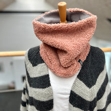 Indlæs billede til gallerivisning Halsedisse i mørkerosa teddybear med grå fleece
