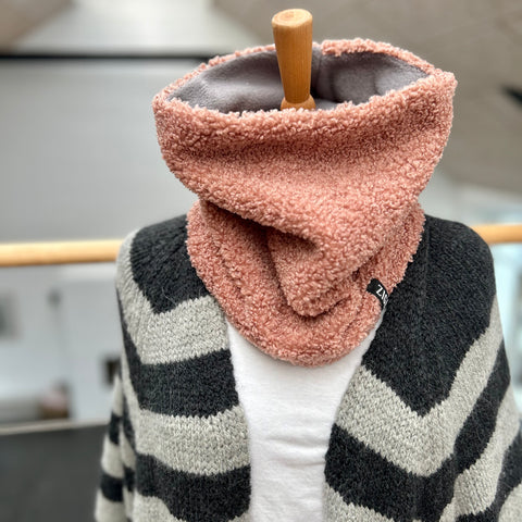 Halsedisse i mørkerosa teddybear med grå fleece