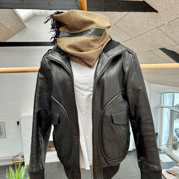 Unika tube med sort kalveskind og frynser.