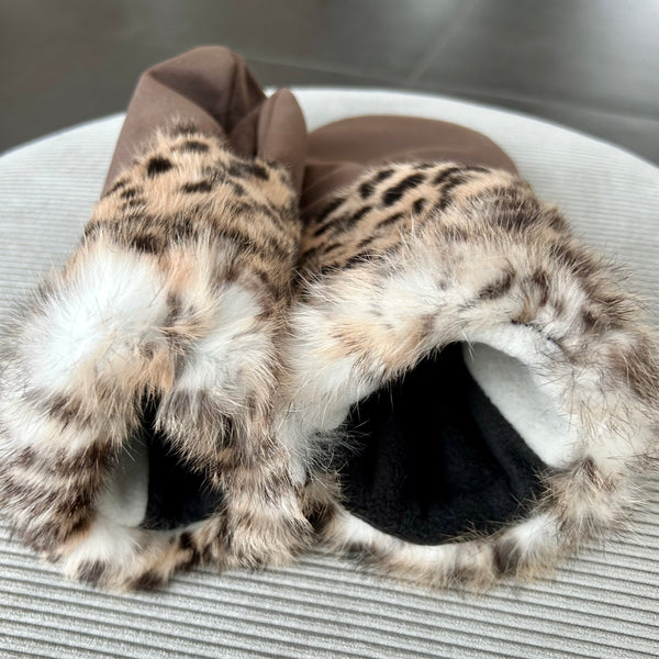 Luffer i brunt velour med kanin pels.