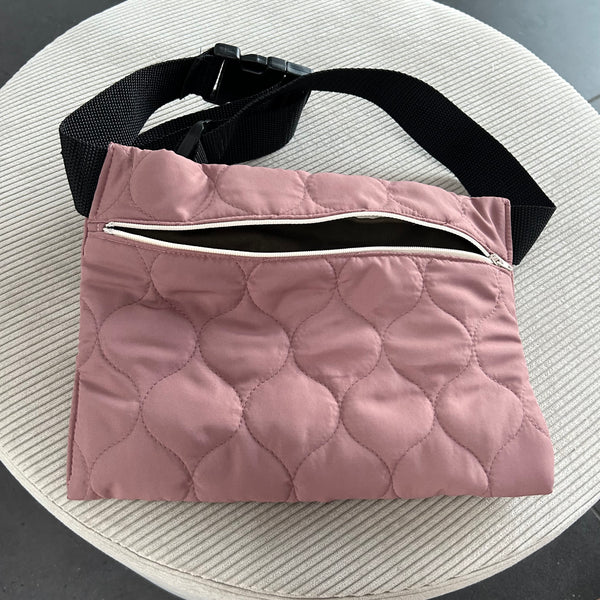 Bæltetaske/ crossbody i lys lyserød quilt.