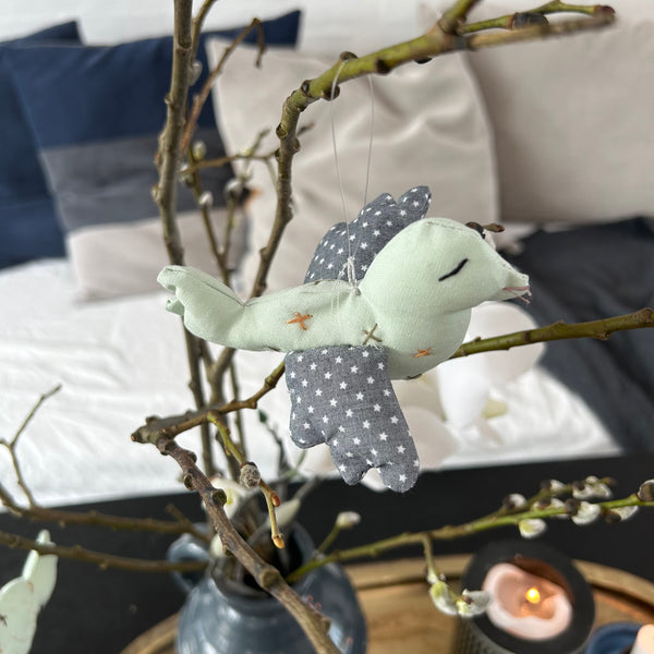 Fugleophæng med broderi.