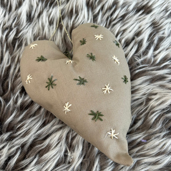 Julehjerte i beige med skønt broderi.