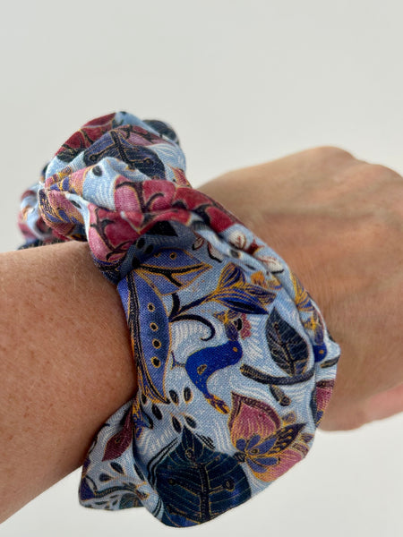 Blomstret scrunchie i flere farver.