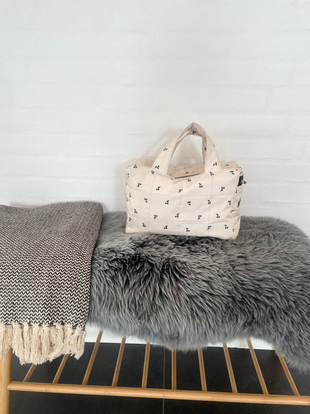 Makeup/toilettaske i smuk quilt med kirsebær