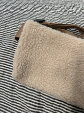 Indlæs billede til gallerivisning Bæltetaske/crossbody i teddybear.

