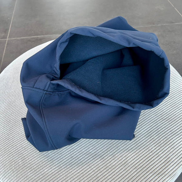 Balaclava i blåt vandafvisende stof.