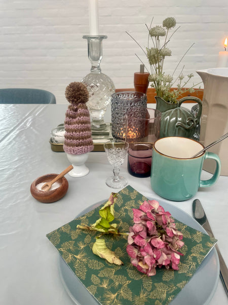 Æggevarmer aka Nissehue i Rosa ombringe strik med pom pom.