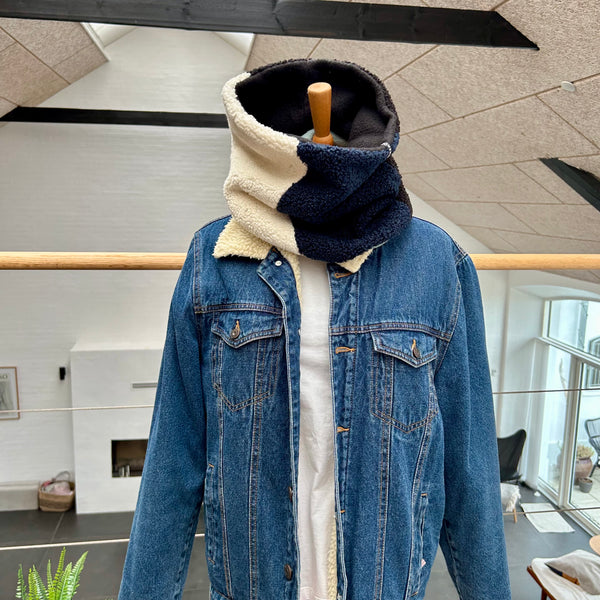 Halsedisse i sort, blå og råhvid teddybear med sort fleece