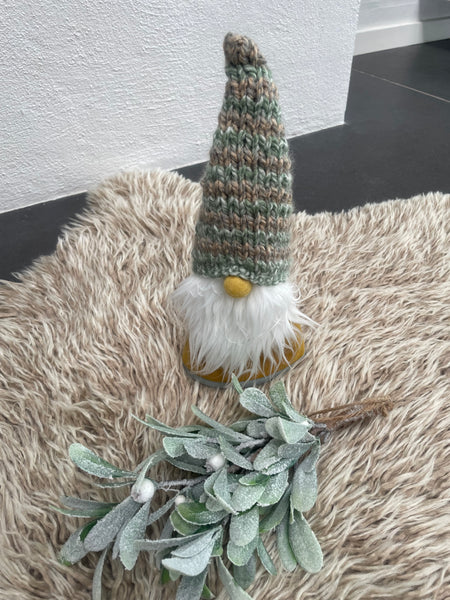 ❤️Håndlavet “Gnom” i gult velour og med hjemmestrikket hue.