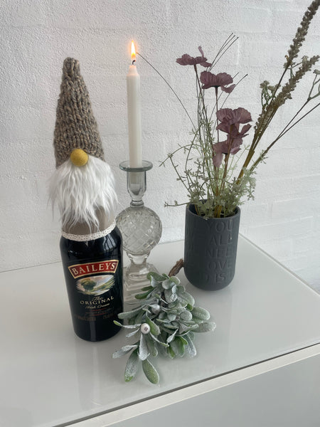 Håndlavet “Gnom” i beige velour og med beige hue.