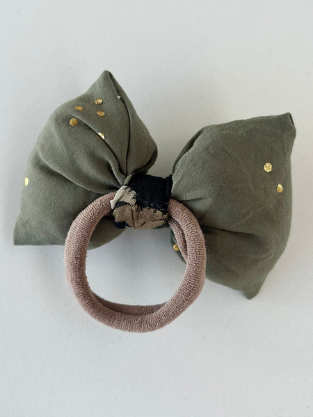 Fluffy sløjfe i støvet grøn.