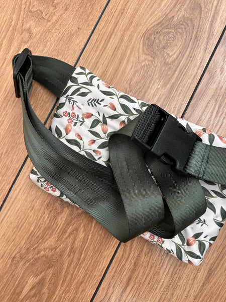 Crossbody/bæltetaske i blomstret stof.