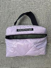 Indlæs billede til gallerivisning Toilet/makeuptaske i lyselilla med shine.
