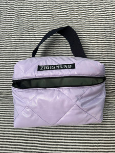 Toilet/makeuptaske i lyselilla med shine.