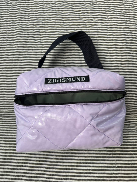 Toilet/makeuptaske i lyselilla med shine.