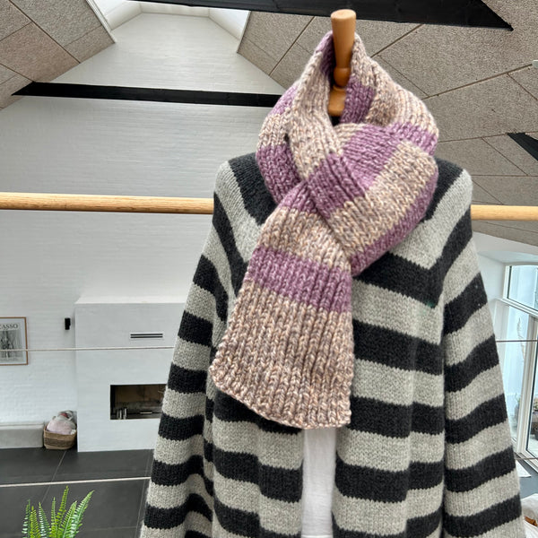Håndstrikket jumbotørklæde i nude og meleret lilla