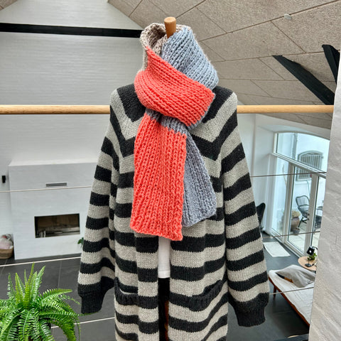 Håndstrikket jumbotørklæde i blå, koral og beige.