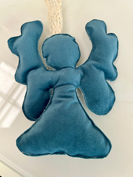 Engle ophæng i petroliums farvet velour.