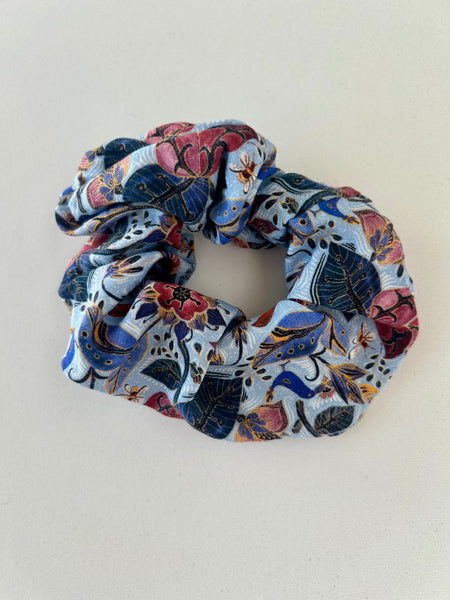 Blomstret scrunchie i flere farver.