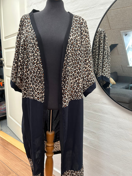 Kimono med dyreprint, blå og sort. Str.m/l
