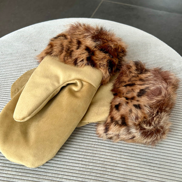 Luffer i gyldenfarvet velour med kanin pels