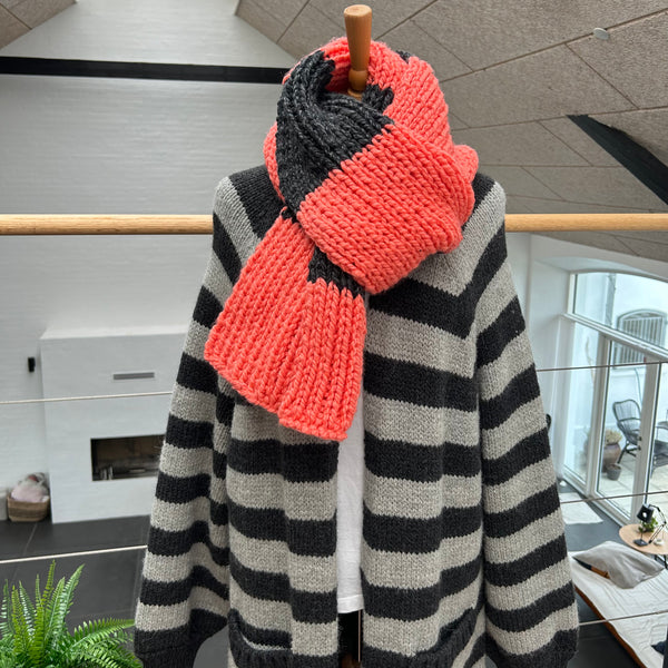 Håndstrikket jumbo halstørklæde i koral og antracitgråt garn